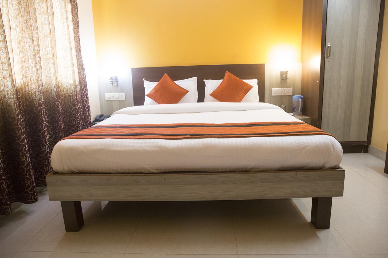 Oyo 7680 Park Lagoon Hotel Puri Buitenkant foto